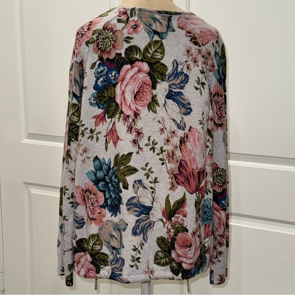 Angel of the North Winter Bouquet Sweater - Picture 10 of 13